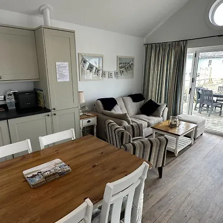 Sandy Collection - 2 Next Door - Part Of The The Bay Village With Pool, Gym And Direct Access, Pub, Restaurant, Tennis And Meadows Walks *
