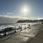 Dom wakacyjny Sandy Collection - 2 Next Door - Part Of The The Bay Village With Pool, Gym And Direct Access, Pub, Restaurant, Tennis And Meadows Walks Filey