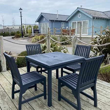 Sandy Collection - 2 Next Door - Part Of The The Bay Village With Pool, Gym And Direct Access, Pub, Restaurant, Tennis And Meadows Walks Casa de Férias