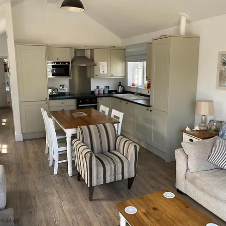 Holiday home Sandy Collection - 2 Next Door - Part Of The The Bay Village With Pool, Gym And Direct Access, Pub, Restaurant, Tennis And Meadows Walks *