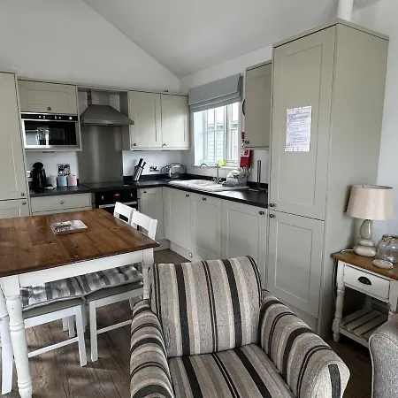 Sandy Collection - 2 Next Door - Part Of The The Bay Village With Pool, Gym And Direct Access, Pub, Restaurant, Tennis And Meadows Walks * Filey