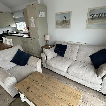 Sandy Collection - 2 Next Door - Part Of The The Bay Village With Pool, Gym And Direct Access, Pub, Restaurant, Tennis And Meadows Walks *