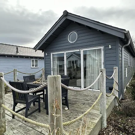 Sandy Collection - 2 Next Door - Part Of The The Bay Village With Pool, Gym And Direct Access, Pub, Restaurant, Tennis And Meadows Walks * Filey