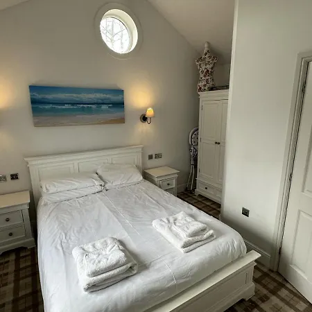 Sandy Collection - 2 Next Door - Part Of The The Bay Village With Pool, Gym And Direct Access, Pub, Restaurant, Tennis And Meadows Walks *