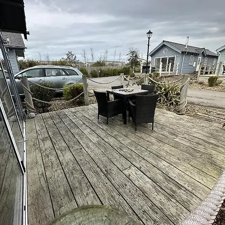 Sandy Collection - 2 Next Door - Part Of The The Bay Village With Pool, Gym And Direct Access, Pub, Restaurant, Tennis And Meadows Walks Filey