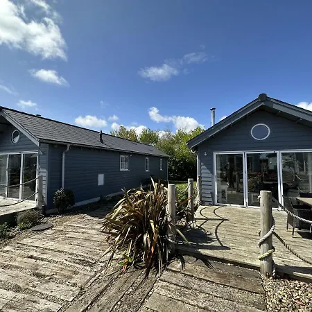 Sandy Collection - 2 Next Door - Part Of The The Bay Village With Pool, Gym And Direct Access, Pub, Restaurant, Tennis And Meadows Walks *