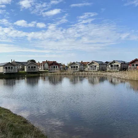Sandy Collection - 2 Next Door - Part Of The The Bay Village With Pool, Gym And Direct Access, Pub, Restaurant, Tennis And Meadows Walks * Filey